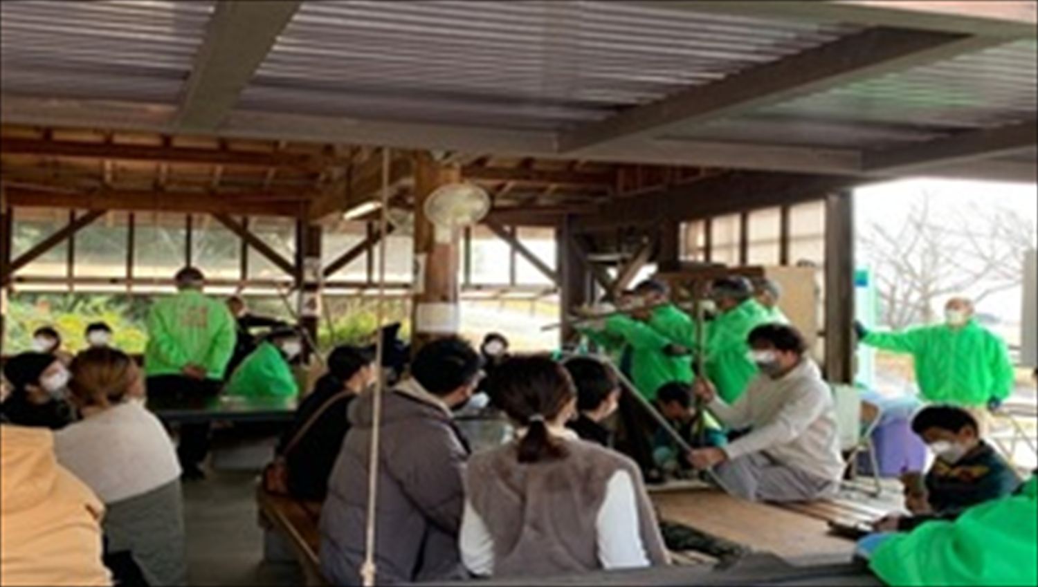 伊勢湾を望む小脇公園の屋根付きバーベキュー場(ガス式グリル完備)